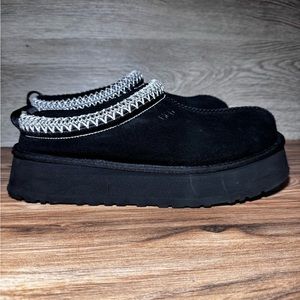 Ugg women's Tazz slipper size 8 In Black color